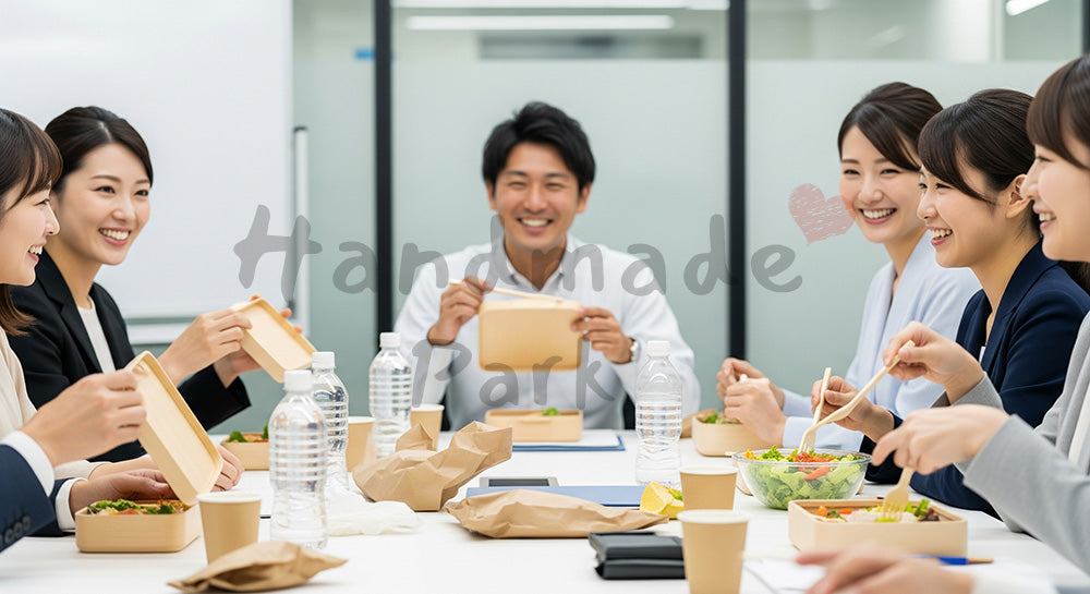 フリー素材 無料 写真|会議室テーブルでランチボックスを囲む日本人ビジネスパーソンたち