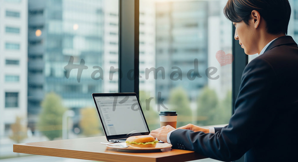 フリー素材 無料 写真|カフェでコーヒーと軽食を取りながらノートPC作業をする日本人会社員