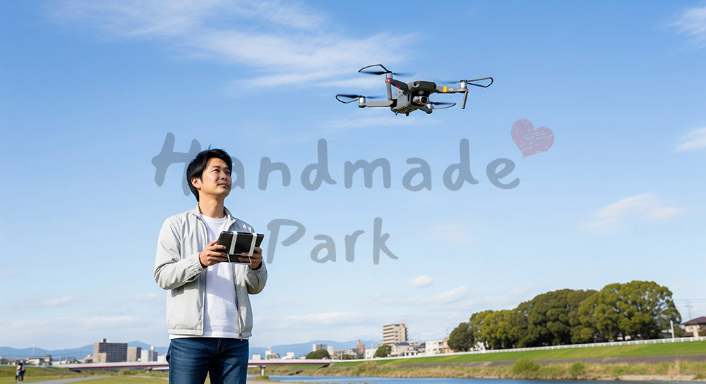 フリー素材 無料 写真|タブレット型コントローラーで小型ドローンを操作する日本人男性の屋外シーン 背景素材