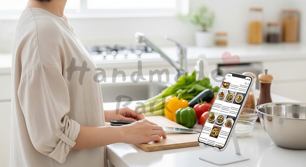 フリー素材 無料 写真|スマホでレシピを見ながら料理をする日本人女性のキッチンシーン 背景素材