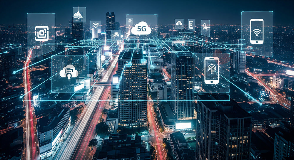 フリー素材 無料 写真|通信回線とクラウドアイコンを重ねたスマートシティ夜景コンセプト 余白あり