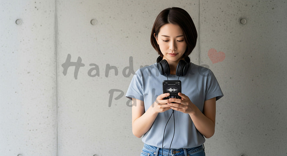 フリー素材 無料 写真|ワイヤレスヘッドホンとスマホで音楽を楽しむ日本人女性のライフスタイルシーン