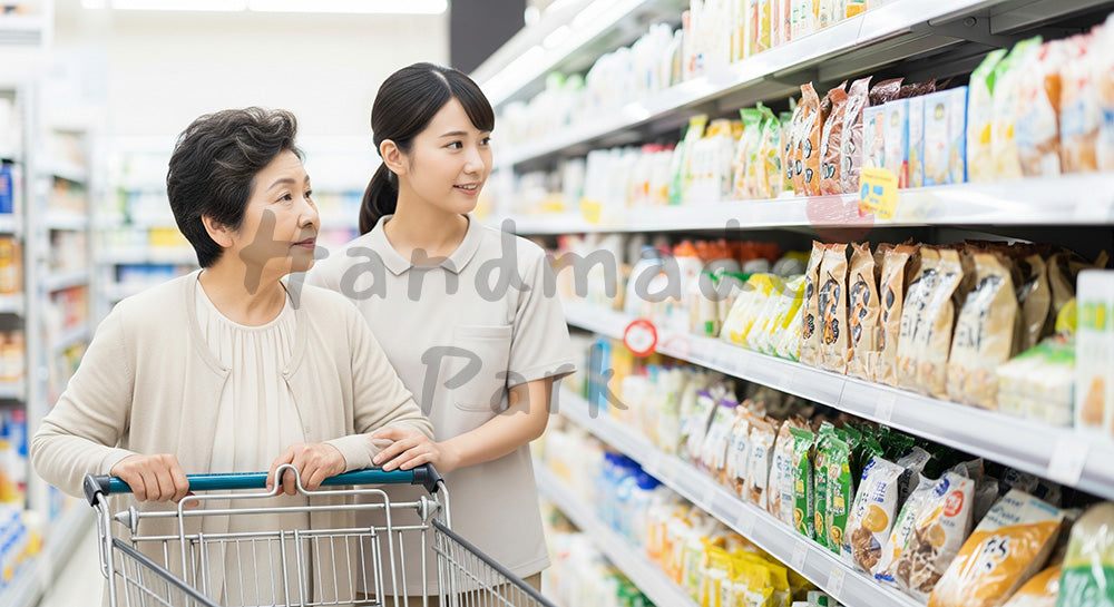 フリー素材 無料 写真|シルバーカートを押して買い物をする日本人シニア女性とサポートする若年女性