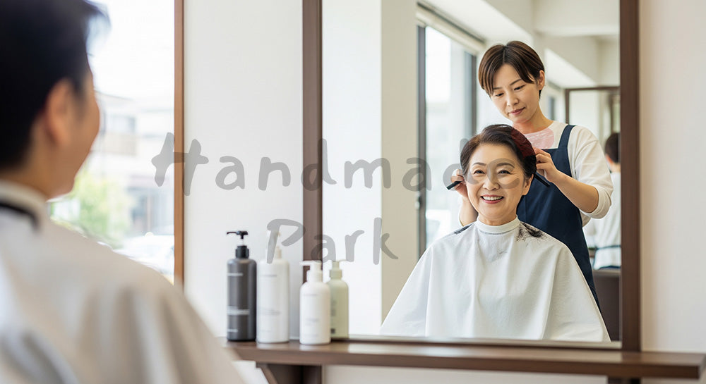 フリー素材 無料 写真|美容室で髪をカットしてもらう日本人シニア女性の身だしなみシーン 余白あり