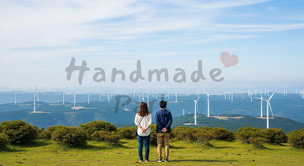 フリー素材 無料 写真|風力発電タービン群を見下ろす丘の上に立つ日本人カップルのサステナブル風景 余白あり