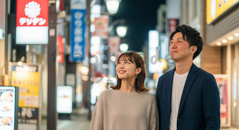 フリー素材 無料 写真|夜のイルミネーションを見上げる日本人カップルのデート風景