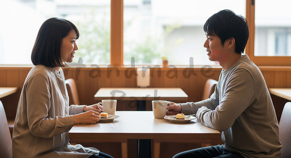 フリー素材 無料 写真|カフェで向かい合って会話を楽しむ日本人カップル 背景素材