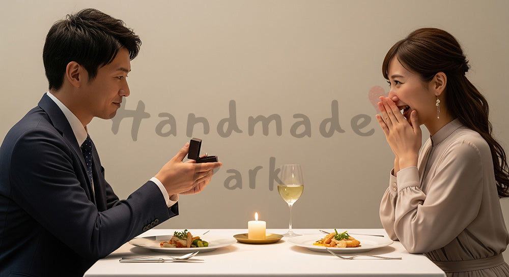 フリー素材 無料 写真|レストランで指輪のケースを差し出す日本人男性と驚く女性のプロポーズシーン コピースペースあり