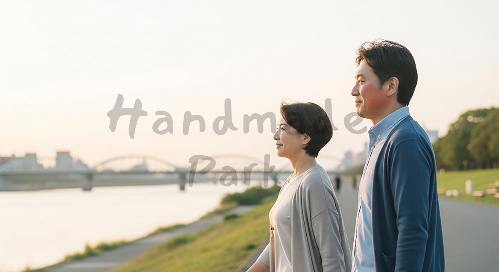 フリー素材 無料 写真|夕暮れの河川敷を並んで歩く中高年の日本人夫婦