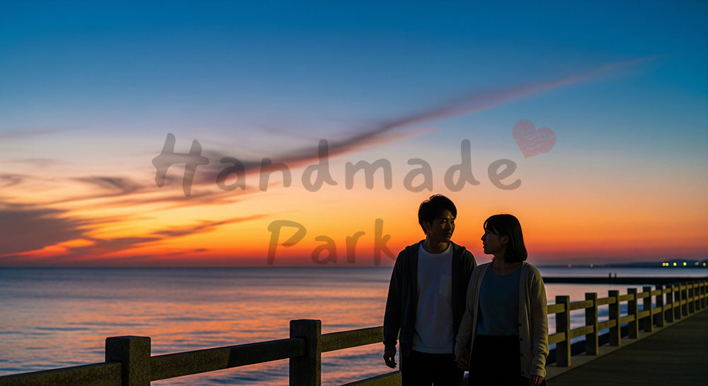 フリー素材 無料 写真|夕暮れの海辺を並んで歩く日本人カップルのデートシーン 背景素材