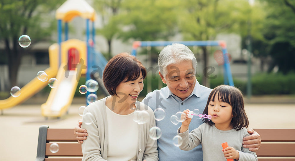 フリー素材 無料 写真|公園のベンチで孫とシャボン玉遊びを楽しむ日本人祖父母の子育てサポート 写真背景