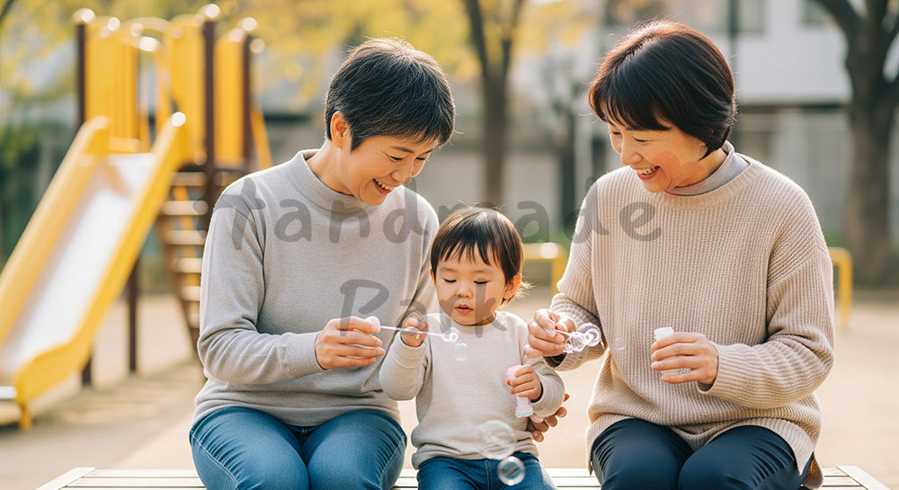 フリー素材 無料 写真|公園のベンチで孫とシャボン玉遊びを楽しむ日本人祖父母の子育てサポート