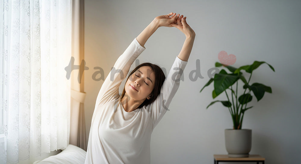 フリー素材 無料 写真|朝の寝室でストレッチをする日本人女性のセルフケア 背景素材