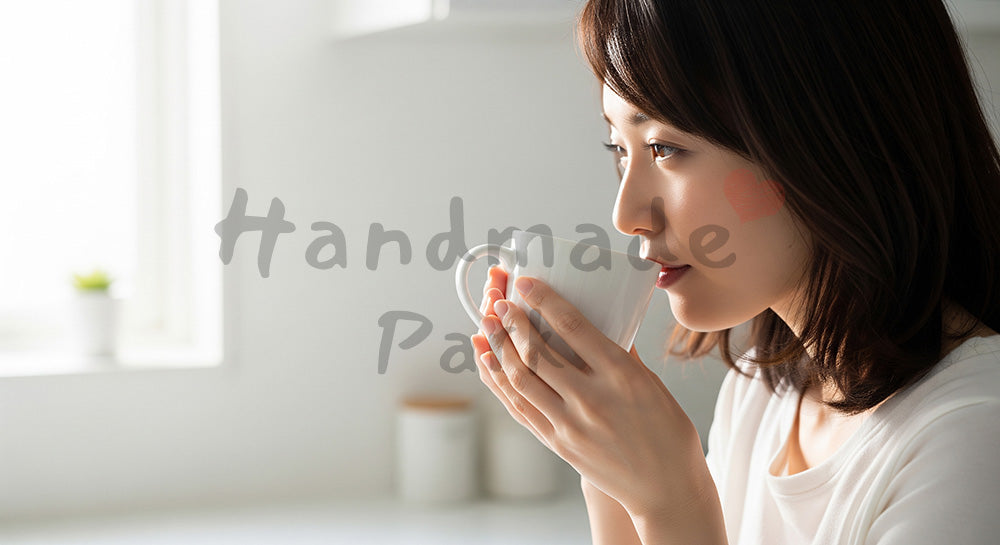 フリー素材 無料 写真|白湯を飲んで体を整える日本人女性の朝習慣 背景素材