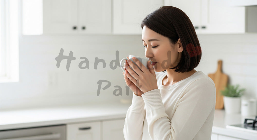 フリー素材 無料 写真|白湯を飲んで体を整える日本人女性の朝習慣