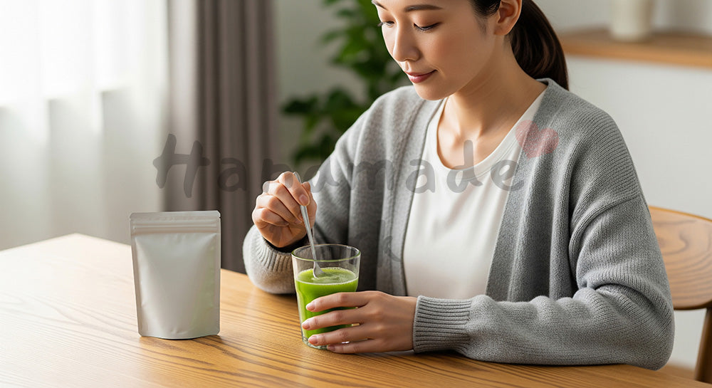 フリー素材 無料 写真|青汁を飲む日本人女性の健康習慣 背景素材