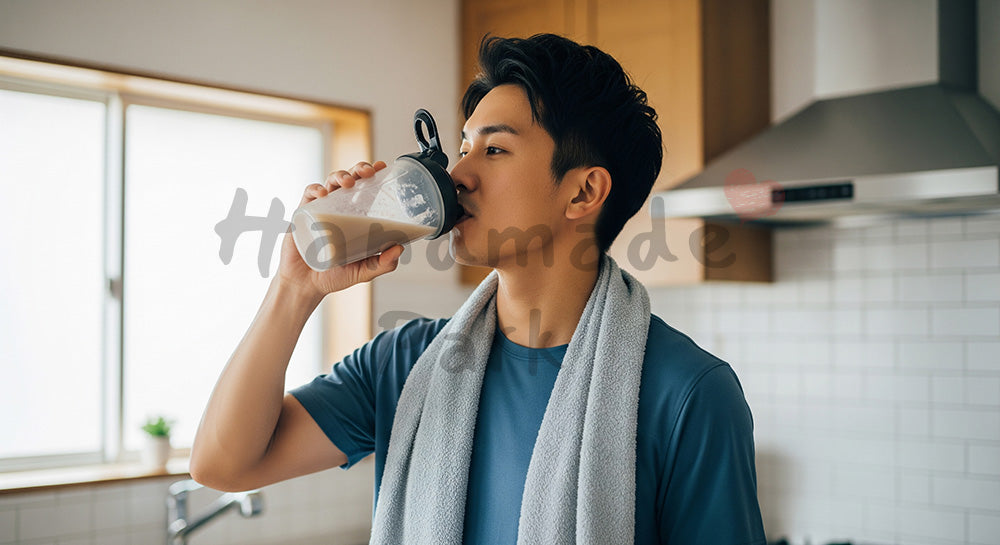 フリー素材 無料 写真|プロテインシェイクを飲む日本人男性の健康習慣