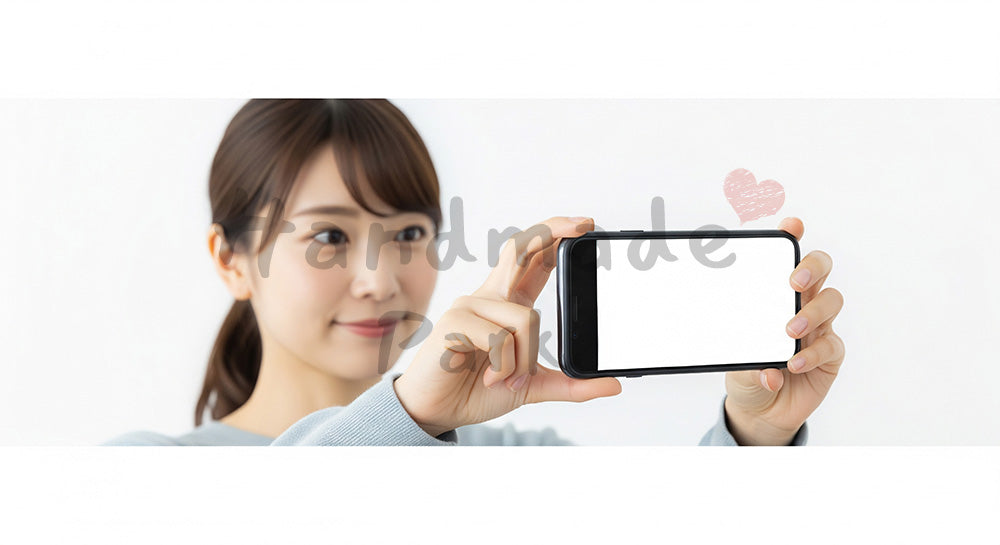 フリー素材 無料 写真|フリマアプリに出品するため商品撮影をする日本人女性 写真背景