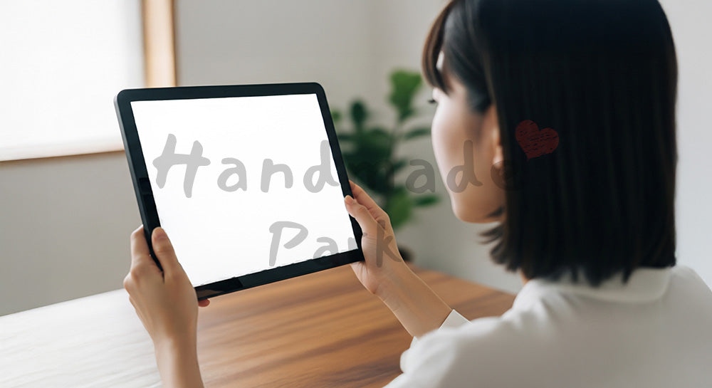 フリー素材 無料 写真|クレジットカード利用状況をアブストラクト画面で確認する日本人女性