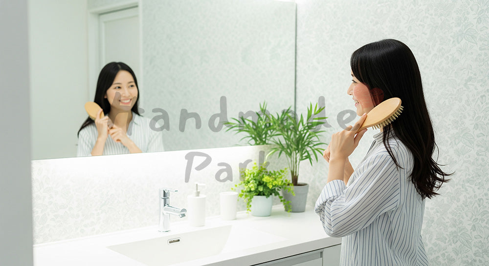 フリー素材 無料 写真|洗面所で髪をとかしながら微笑む日本人女性の暮らしシーン 背景素材