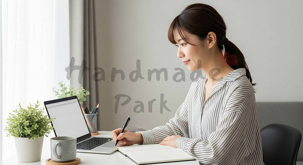 フリー素材 無料 写真|書斎スペースでノートPCとノートを使いタスク管理をする日本人主婦 写真背景