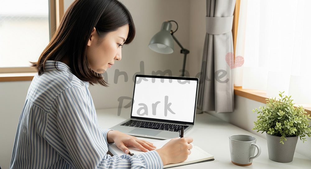 フリー素材 無料 写真|書斎スペースでノートPCとノートを使いタスク管理をする日本人主婦 背景素材