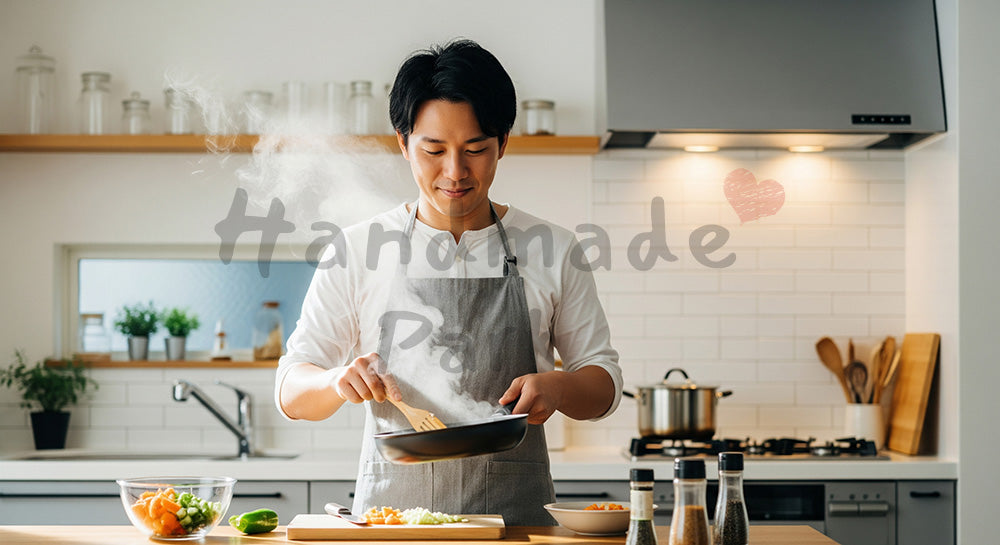 フリー素材 無料 写真|エプロン姿の日本人夫が夕食づくりをする共働き家庭のキッチンシーン 写真背景