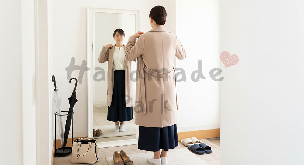 フリー素材 無料 写真|玄関の鏡でコート姿をチェックする日本人主婦の外出前シーン 写真背景