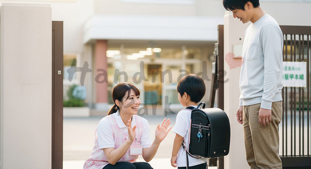 フリー素材 無料 写真|登園時に園児へ笑顔であいさつする日本人保育士 背景素材