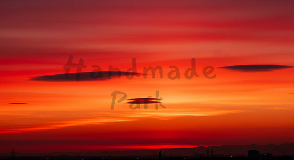 フリー素材 無料 写真|強い印象のキービジュアル向け背景写真素材のある夕焼けの深い赤と橙のグラデーション空、Webや印刷の背景・資料に便利