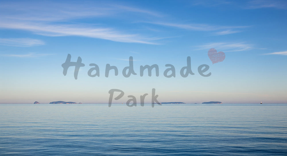 フリー素材 無料 写真|穏やかな海景背景写真のある青空と海に小さな島影が浮かぶ