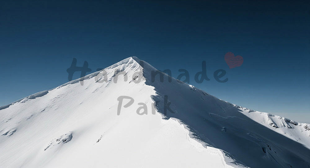 フリー素材 無料 写真|アウトドアや旅のデザインに合う背景素材 デザイナー向けのある雪山の稜線と深い青空をミニマルに切り取った冬景色