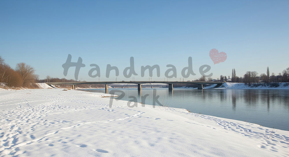 フリー素材 無料 写真|雪の川沿いとシンプルな橋に広がる冬の青空街づくりやインフラ表現に使える横長背景写真 デザイナー向け