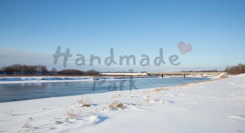 フリー素材 無料 写真|街づくりやインフラ表現に使える横長背景写真 デザイナー向けのある雪の川沿いとシンプルな橋に広がる冬の青空