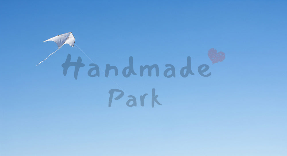 フリー素材 無料 写真|春の爽快感と余白を両立した横長素材のある無地の凧がアクセントの青空背景