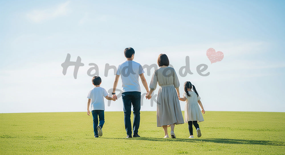 フリー素材 無料 写真|青空の丘を歩く日本人家族の後ろ姿手をつなぐ温かな休日シーン