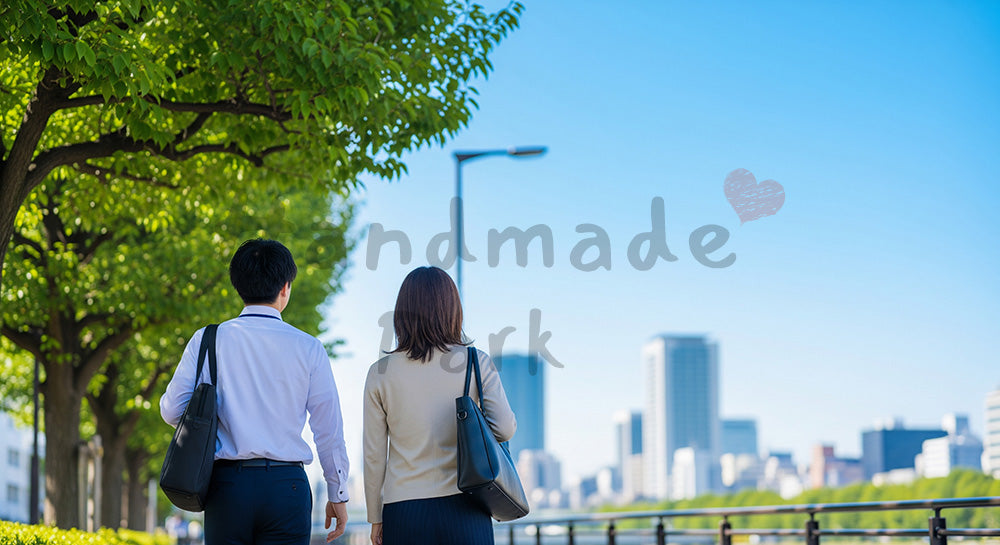 フリー素材 無料 写真|青い空の下で歩く日本人同僚の後ろ姿、爽やかな昼休みコミュニケーション