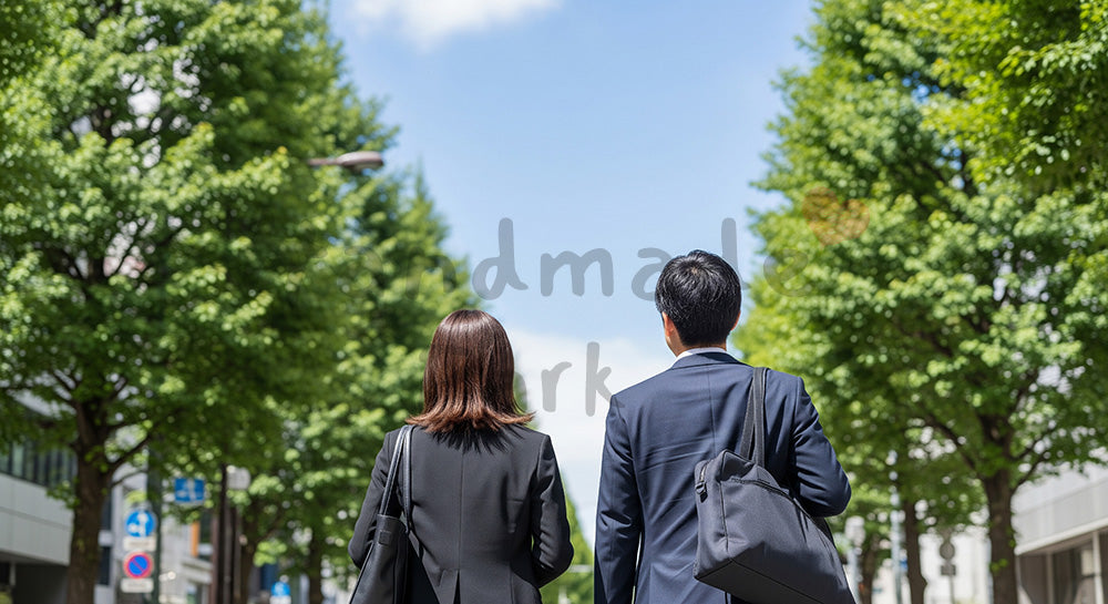 フリー素材 無料 写真|青空の下で歩く日本人同僚の後ろ姿、爽やかな昼休みコミュニケーション