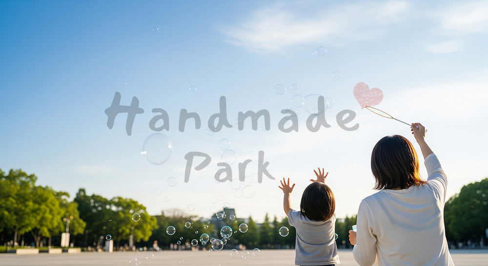 フリー素材 無料 写真|やさしい公園の休日のある青空にシャボン玉を飛ばす日本人親子の後ろ姿