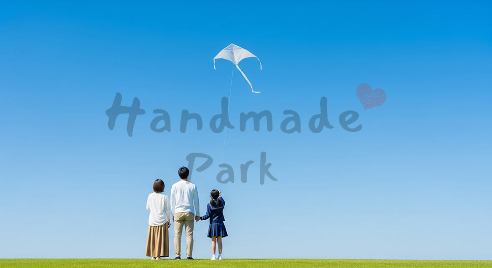 フリー素材 無料 写真|凧揚げを楽しむ日本人家族の後ろ姿と青い空、春の爽快な公園シーン