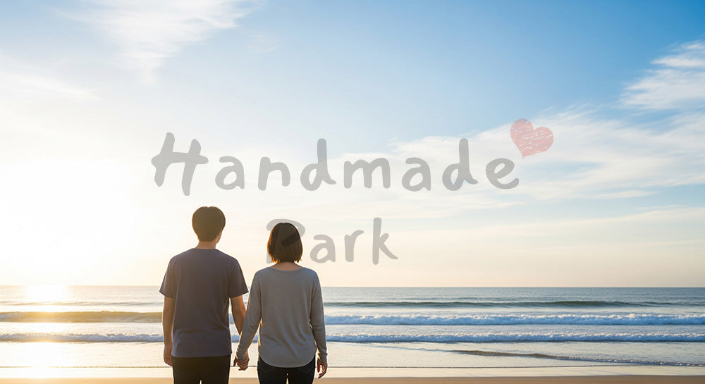 フリー素材 無料 写真|青い空と海の下で歩く日本人カップルの後ろ姿、爽やかなリゾート気分