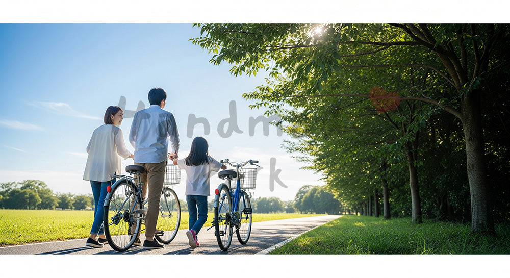 フリー素材 無料 写真|公園で自転車を押す日本人家族の後ろ姿、青い空と一緒に描くアクティブな休日