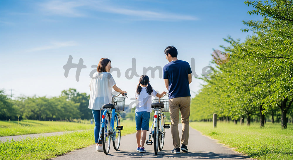 フリー素材 無料 写真|青空と一緒に描くアクティブな休日のある公園で自転車を押す日本人家族の後ろ姿