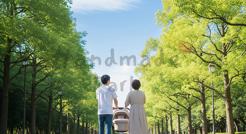 フリー素材 無料 写真|ベビーカーを押す日本人夫婦の後ろ姿と青空子育ての穏やかな散歩時間