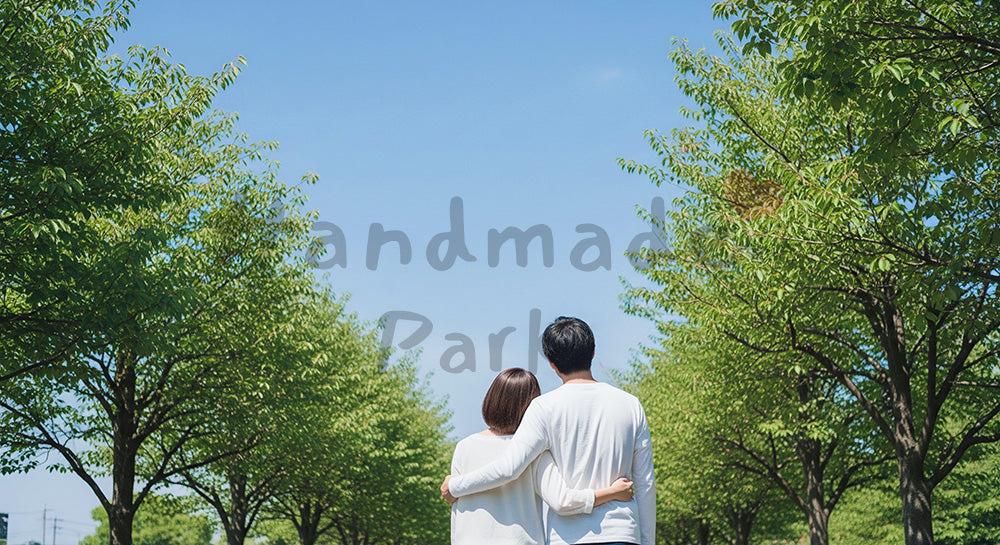 フリー素材 無料 写真|青空が包む穏やかな時間のある並木道で寄り添う日本人カップルの後ろ姿