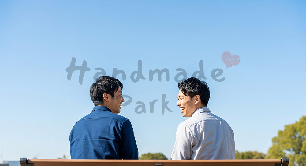フリー素材 無料 写真|公園ベンチで話す日本人同僚の後ろ姿、青い空とリラックスした昼休み