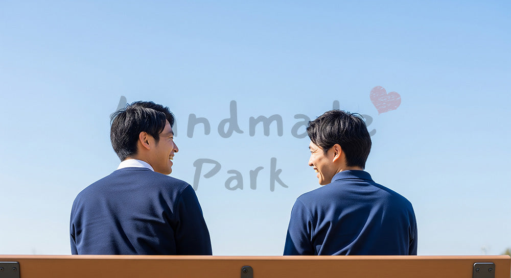 フリー素材 無料 写真|公園ベンチで話す日本人同僚の後ろ姿、青空とリラックスした昼休み