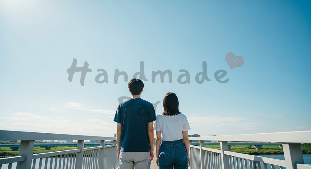 フリー素材 無料 写真|歩道橋の上で青空を眺める日本人カップルの後ろ姿、静かな時間と余白