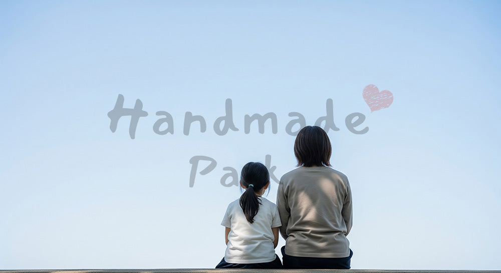 フリー素材 無料 写真|肩を並べて空を眺める日本人親子の後ろ姿青空と安心感のある公園時間