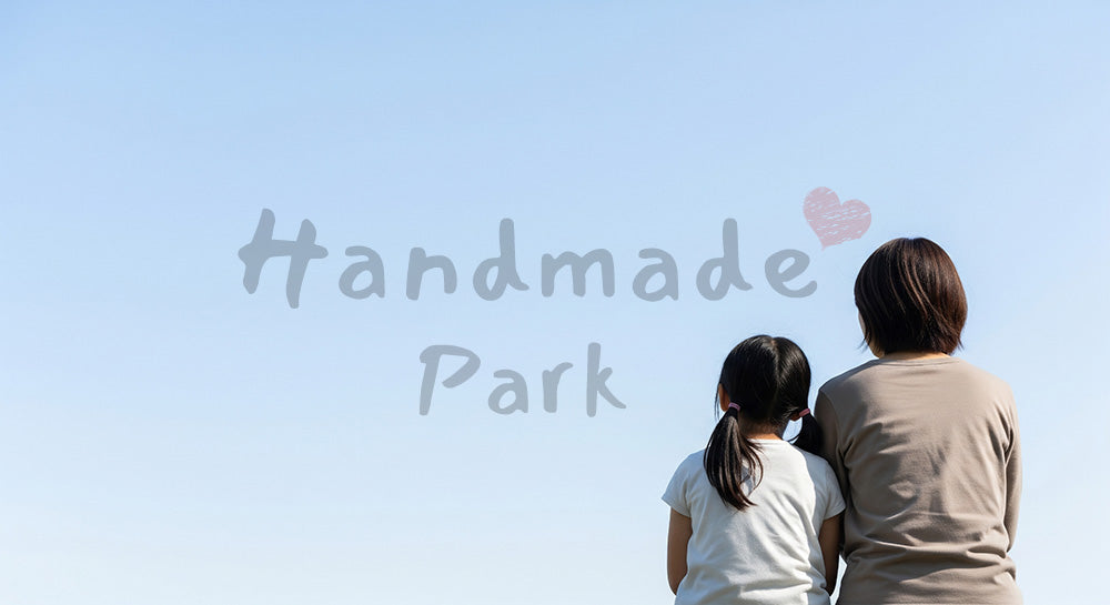 フリー素材 無料 写真|青空と安心感のある公園時間のある肩を並べて空を眺める日本人親子の後ろ姿